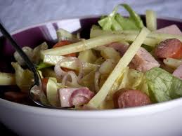 Recette : Salade alsacienne aux knacks et cornichons aigre-doux